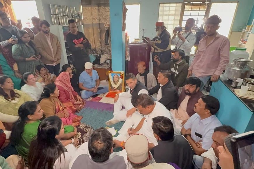 इंदौर: कांग्रेस का 'हल्ला बोल', प्रतिबंधों के बीच भारी हंगामा और पुलिस से तीखी बहस