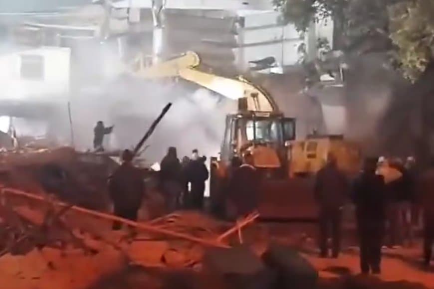 दिल्ली में बवाल...रात में चला बुलडोजर... दस पत्थरबाजों को किया गिरफ्तार