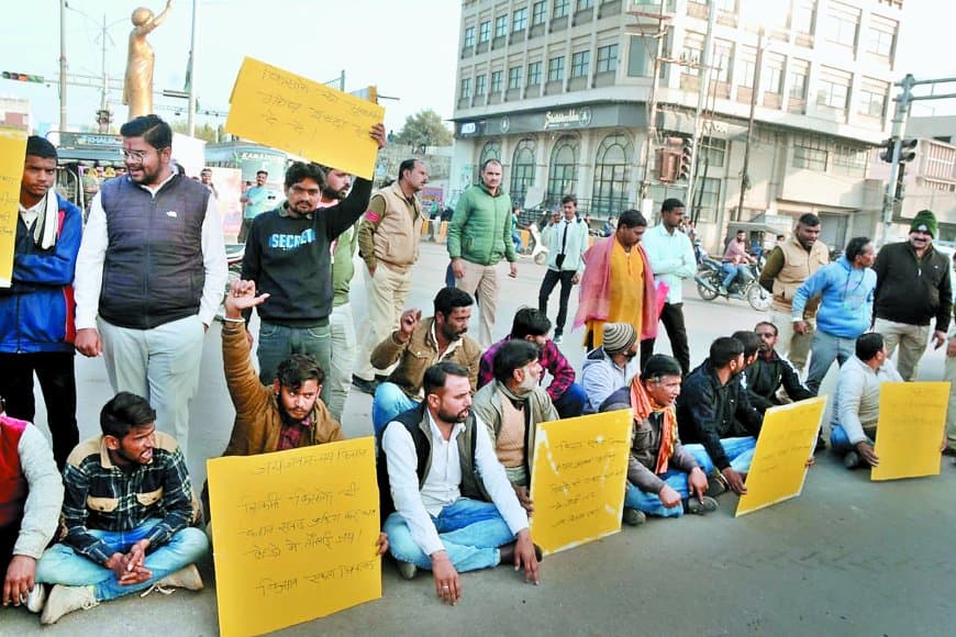 सिकमी सत्यापन अटका, किसानों का आक्रोश, सर्किट हाउस चौराहा जाम, प्रशासन बेबस बना रहा