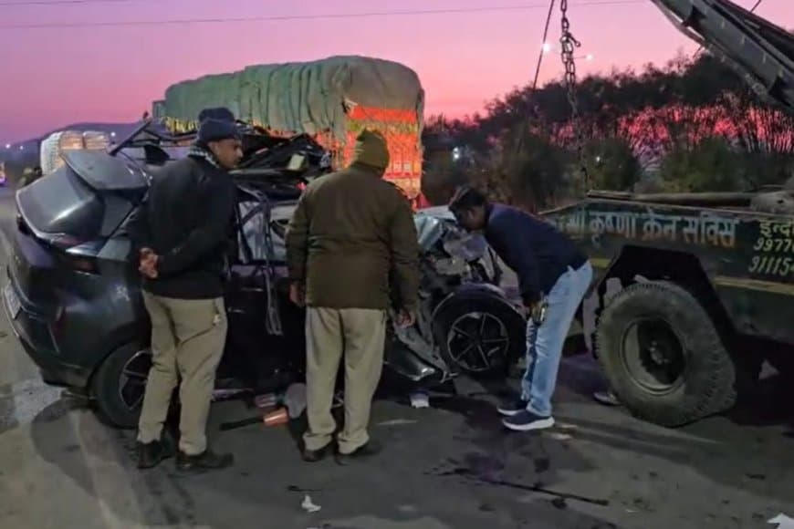 मध्यप्रदेश... ट्रक में घुसी कार... पूर्व मंत्री बाला बच्चन की बेटी की मौत