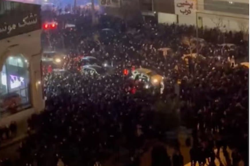 ईरान में हिंसा... खामेनेई ने 217 प्रदर्शनकारियों को गोलियों से भुनवाया