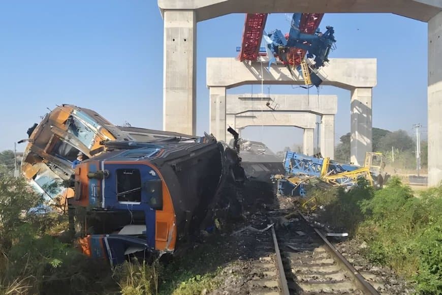 थाईलैंड ट्रेन हादसा: हाई-स्पीड रेल क्रेन गिरने से 22 की मौत, मलबे में तब्दील हुई ट्रेन।