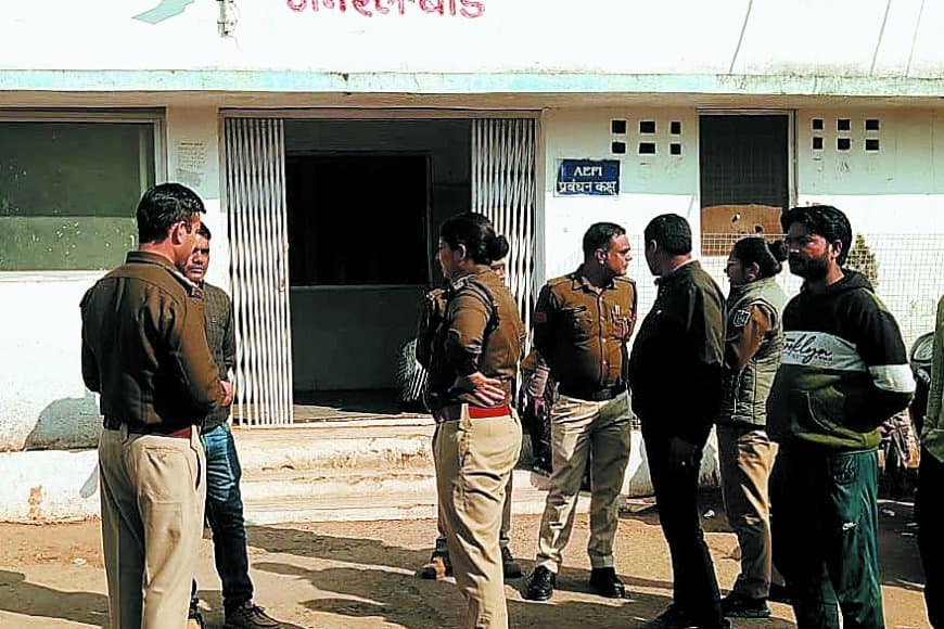 जमीनी विवाद में खूनी संघर्ष गोली चली दो घायल गांव में दहशत फैली पवई