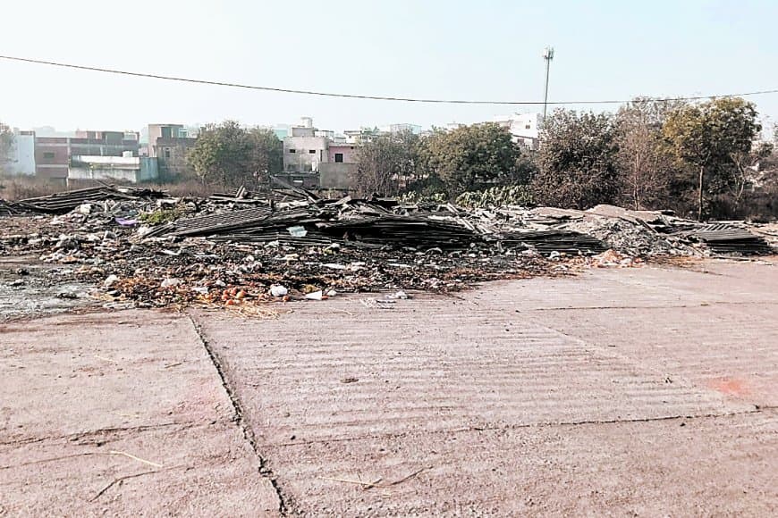 ताजे फलों की मंडी में बदहाली सड़ा कचरा दुर्गंध से व्यापारी ग्राहक परेशान