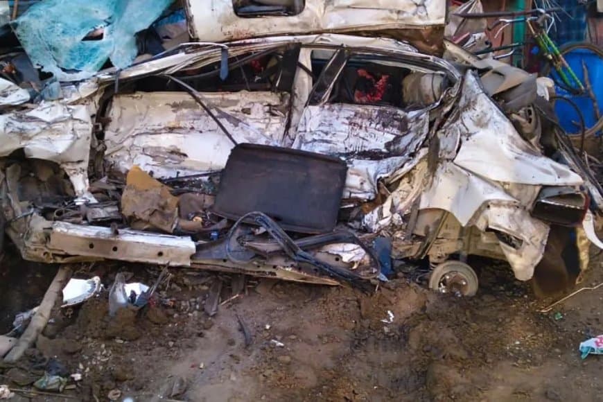 बिहार... मधेपुरा एनएच 106 पर हादसा...चार की मौत...कार के उड़े परखच्चे