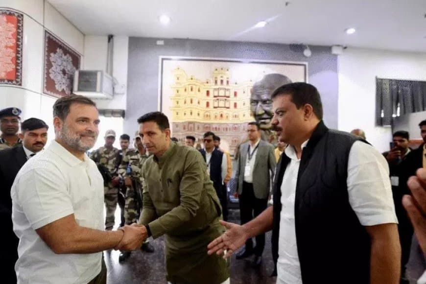 इंदौर... राहुल गांधी दूषित जल से प्रभावित क्षेत्र में पहुंचे...अव्यान के परिवार से मिले 