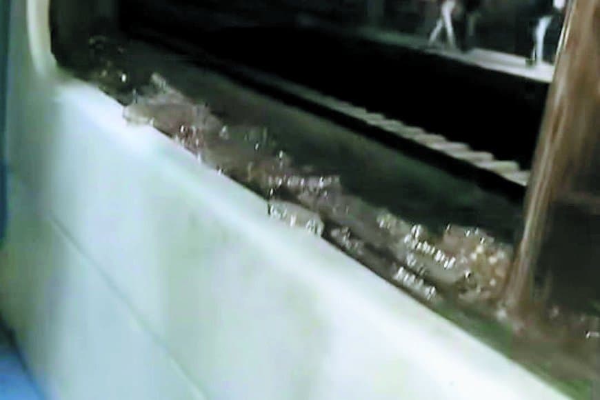 इंटरसिटी एक्सप्रेस पर पथराव, एसी कोच का शीशा टूटा, यात्रियों में दहशत फैली