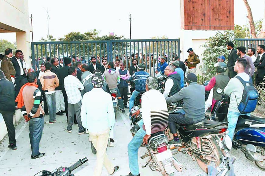 रीवा जिला न्यायालय में हंगामा, अधिवक्ताओं ने पुलिस खदेड़ी, सात घंटे बंद रहा गेट