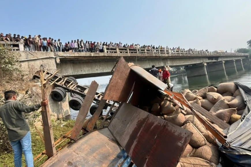 बड़वानी: पुल से नीचे गिरा सुपारी से भरा ट्रक, दबने से एक की मौत