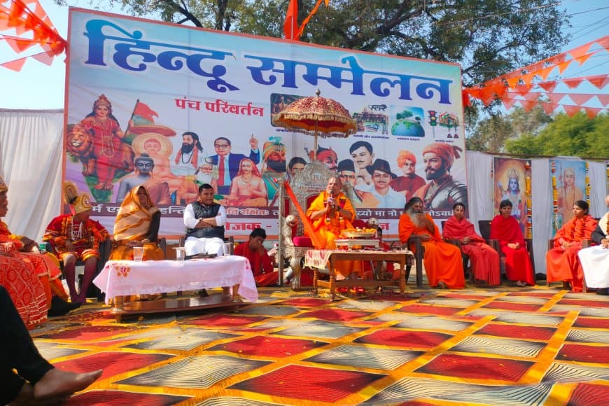 तंग गलियों से निकली कलश यात्रा ने किया भक्ति का संचार