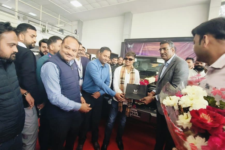 विश्व कप विजेता क्रांति गौड़ ने परिवार को भेंट की महिंद्रा थार रॉक्स