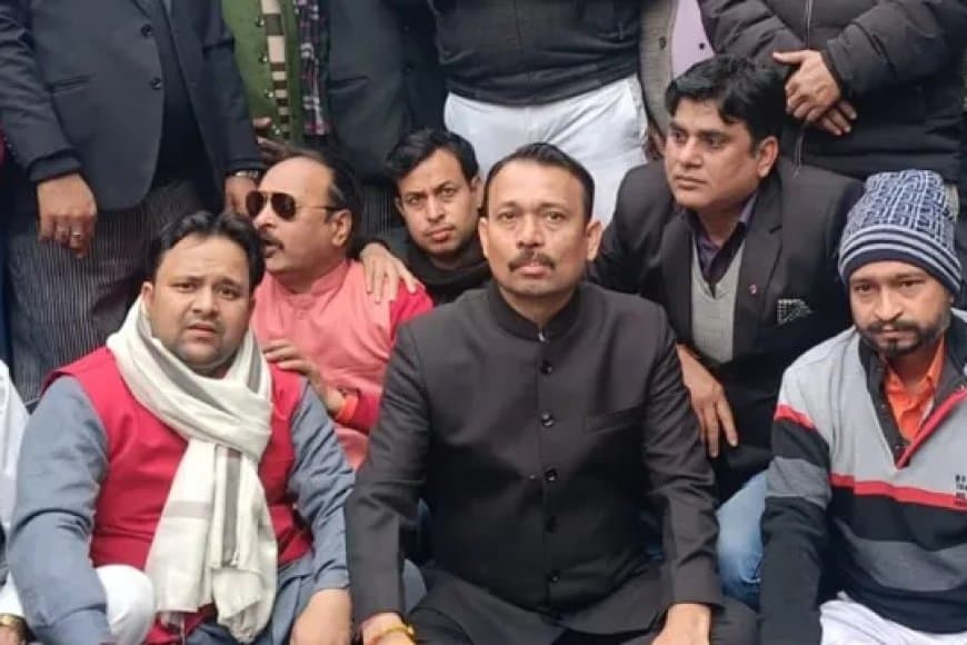 UP: धरने पर बैठे अग्निहोत्री का निलंबन... अविमुक्तेश्वरानंद ने दिया ऑफर