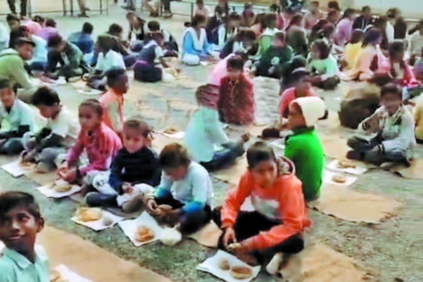 गणतंत्र दिवस पर बच्चों को कागज में भोजन प्रशासन शिक्षा विभाग कटघरे में