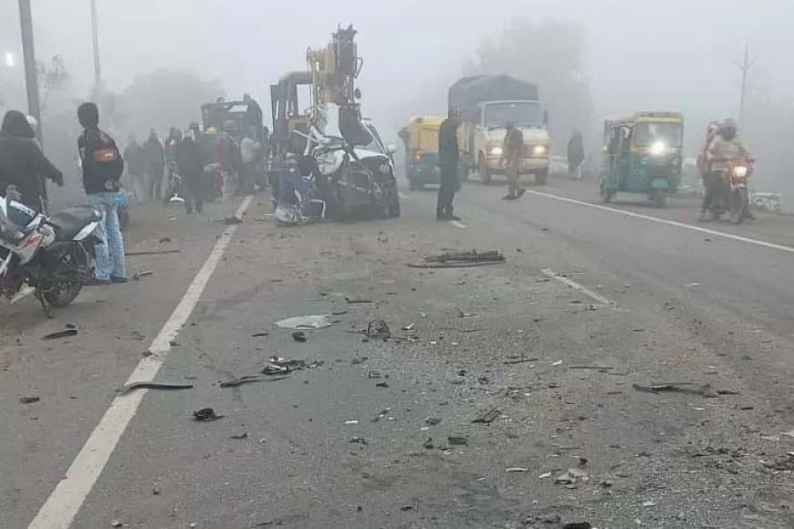 ग्वालियर में हादसा: कार और ट्रक की भिड़ंत... चार लोगों की मौत