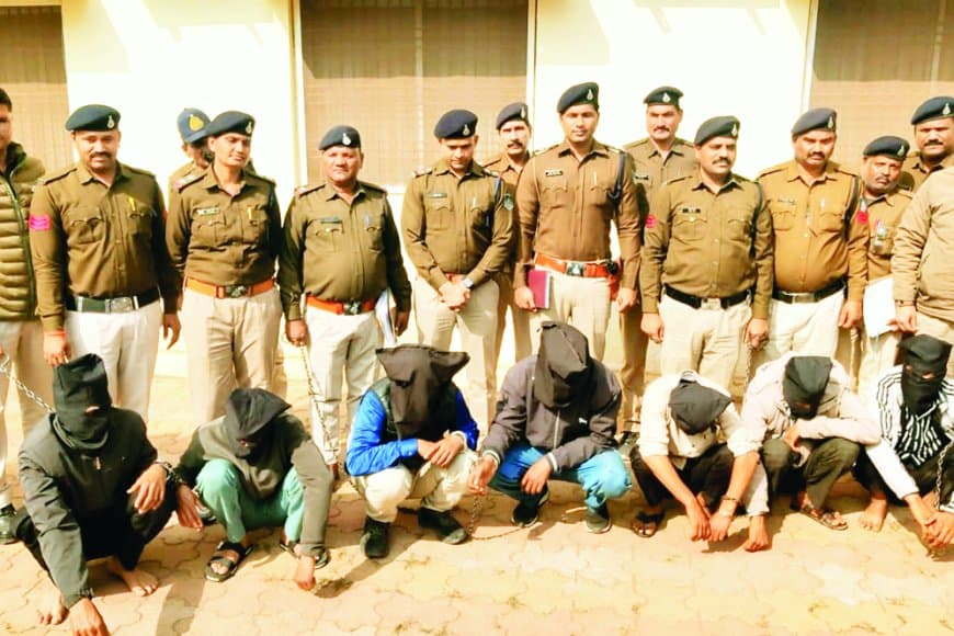 मंदिरों और सूने घरों में चोरी कर दहशत फैलाने वाला कुख्यात गिरोह पकड़ाया