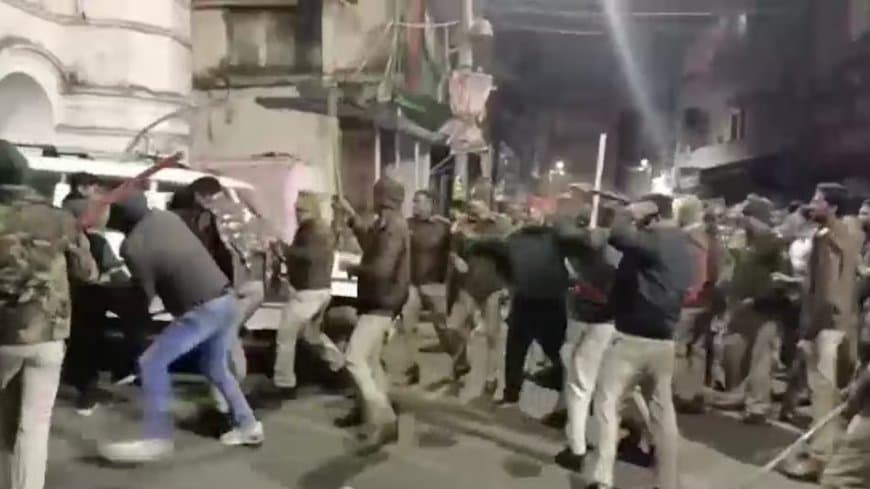 मध्यप्रदेश... जबलपुर में दो पक्षों में बवाल... पुलिस ने भांजी लाठी