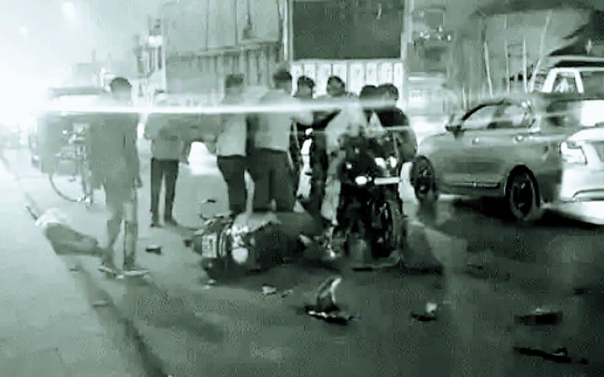 अज्ञात वाहन का कहर, रेलवे ओवरब्रिज पर कई बाइक सवार गंभीर घायल