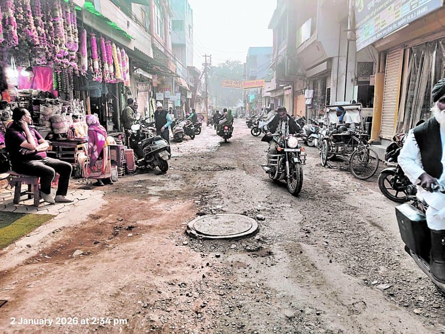 सीवरेज एजेंसी की लापरवाही से शहडोल की सड़कों पर संकट और व्यापार ठप