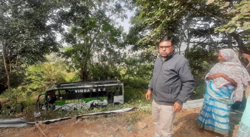 मध्यप्रदेश... डिंडोरी में जबलपुर जा रही बस रेलिंग तोड़कर खाई में गिरी 