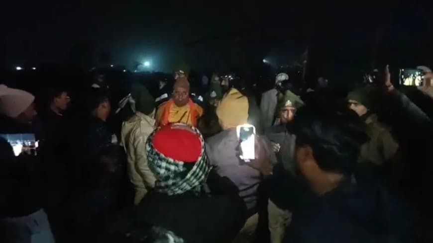 विधायक प्रदीप पटेल को भीड़ से  निकालते पुलिस कर्मी.