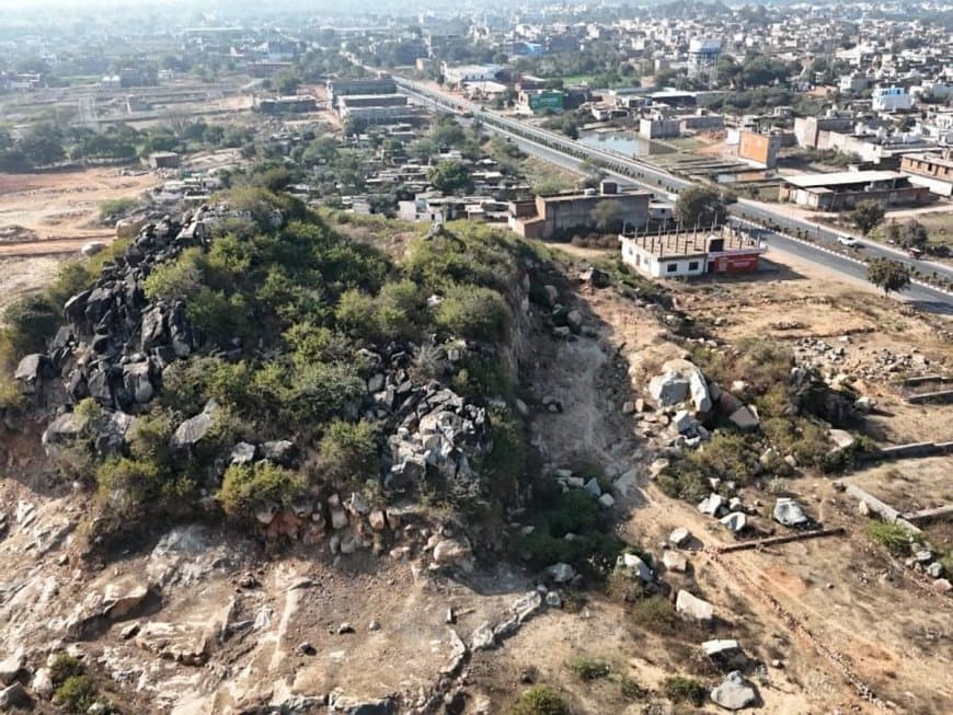 करैरा में अवैध उत्खनन पर जिला प्रशासन ने बड़ी कार्रवाई की है।