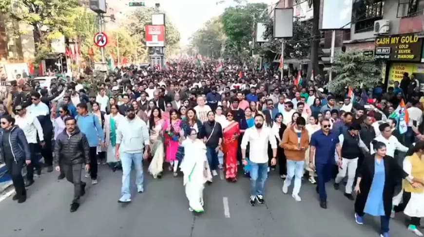 ममता बनर्जी और ED के बीच 'हाई-वोल्टेज' ड्रामा: आई-पैक (I-PAC) रेड के बाद बंगाल में संवैधानिक संकट!