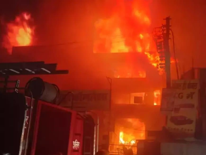 गोरखपुर... जीएसटी-सेल टैक्स ऑफिस खाक... दस घंटे बाद बुझी आग