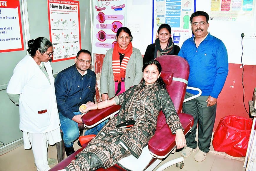 जिला अस्पताल में खून की कमी, डोनर के साथ पहुंच रहे परिजन, 8 यूनिट शेष, बिड़ला से मंगाना पड़ा ब्लड