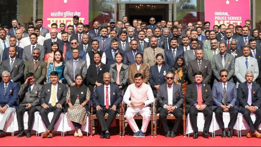 मुख्यमंत्री डॉ. मोहन यादव के साथ पुलिस महानिदेशक कैलाश मकवाना और अन्य अधिकारियों का भारतीय पुलिस सेवा के अधिकारियों के वार्षिक सम्मेलन का समूह चित्र।