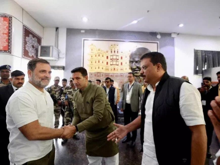 इंदौर... राहुल गांधी दूषित जल से प्रभावित क्षेत्र में पहुंचे...अव्यान के परिवार से मिले 