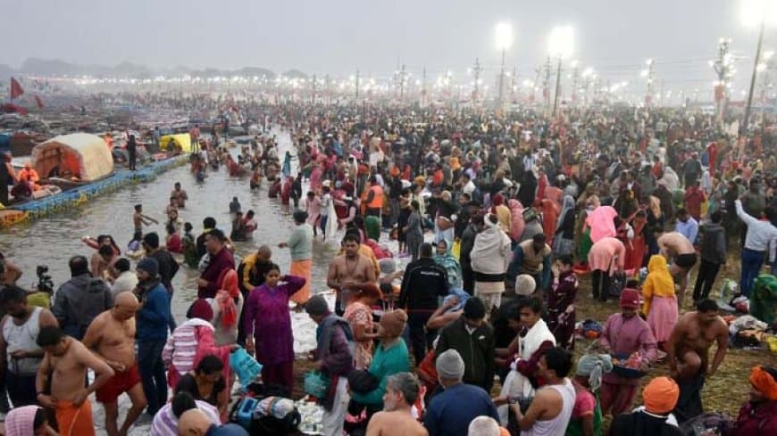 UP...  प्रयागराज में मौनी अमावस्या पर संगम में डुबकी लगाने उमड़ा सैलाब