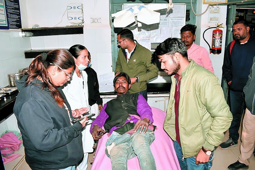 रीवा रोड पर दिनदहाड़े फायरिंग, ऑटो चालक घायल, मोबाइल फोन ने बचाई जान रीवा रोड पर दिनदहाड़े फायरिंग, ऑटो चालक घायल, मोबाइल फोन ने बचाई जान