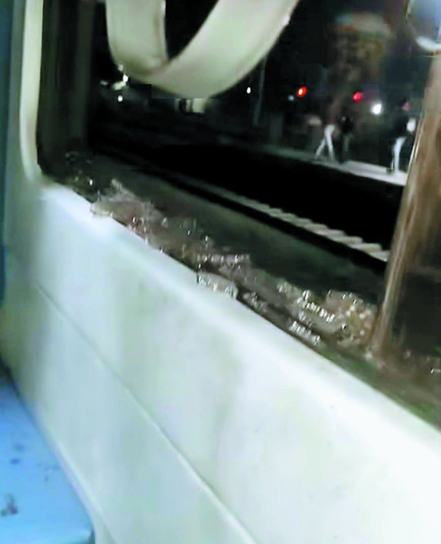 इंटरसिटी एक्सप्रेस पर पथराव, एसी कोच का शीशा टूटा, यात्रियों में दहशत फैली