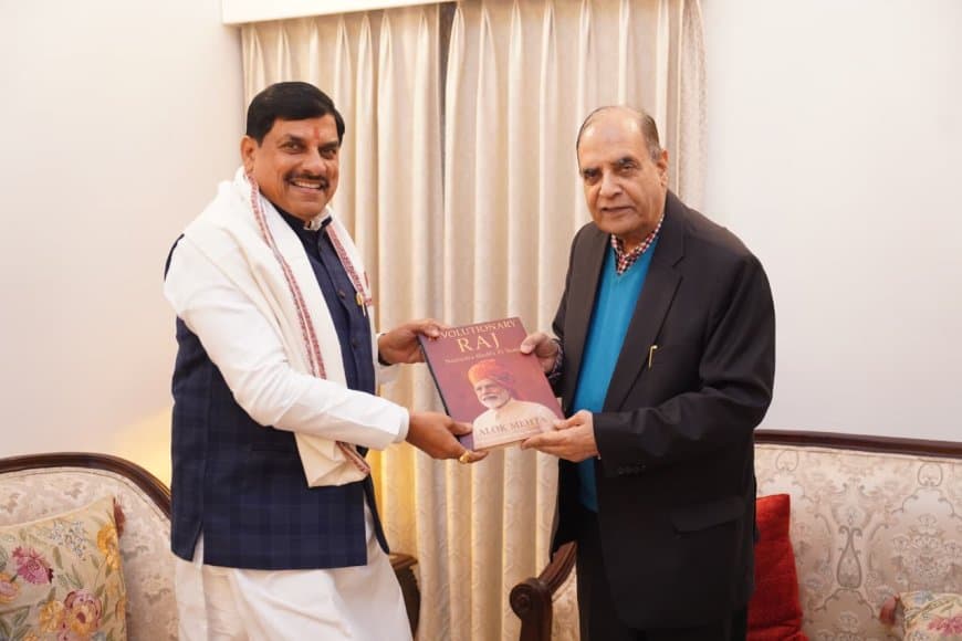 मुख्यमंत्री डॉ. मोहन यादव को नई दिल्ली में मोदी राज के 25 वर्ष पर केंद्रित पुस्तक भेंट की।