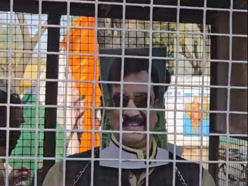 मंत्री विजय शाह के खिलाफ कांग्रेस ने भोपाल में अनूठे ढंग से प्रदर्शन किया।