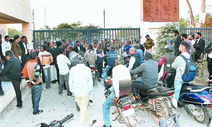 रीवा जिला न्यायालय में हंगामा, अधिवक्ताओं ने पुलिस खदेड़ी, सात घंटे बंद रहा गेट