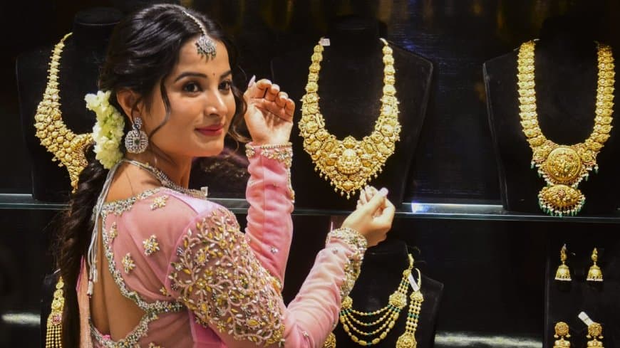 तूफानी कीमतों में लगा ब्रेक: चांदी 20000 सस्ती, सोना 4000 रुपए टूटा