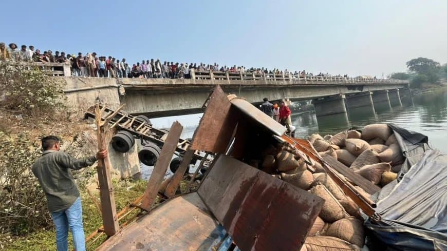 सुपारी से भरा ट्रक पुल की रेलिंग को तोड़ते नीचे गिर गया।