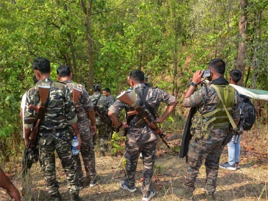 नक्सलवादियों के बीच जारी मुठभेड़ में जवानों को बड़ी सफलता हाथ लगी है।