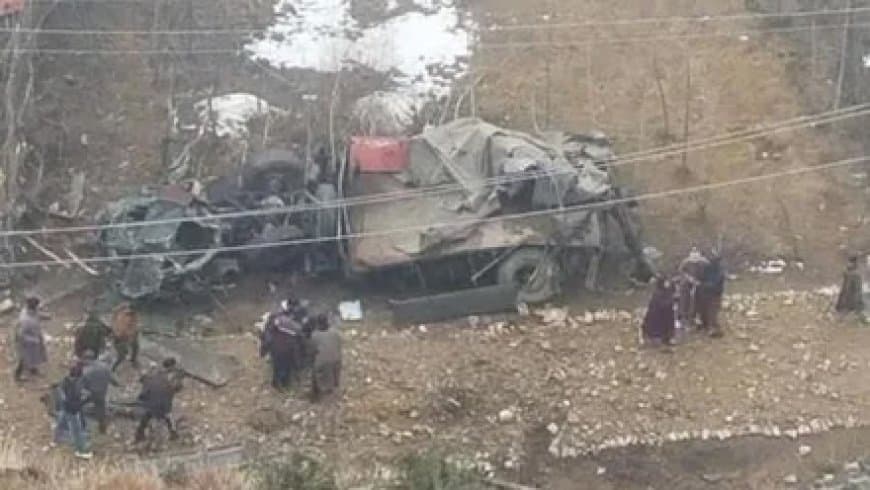 ड्राइवर ने कंट्रोल खो दिया और वाहन 200 फीट गहरी खाई में गिर गया।