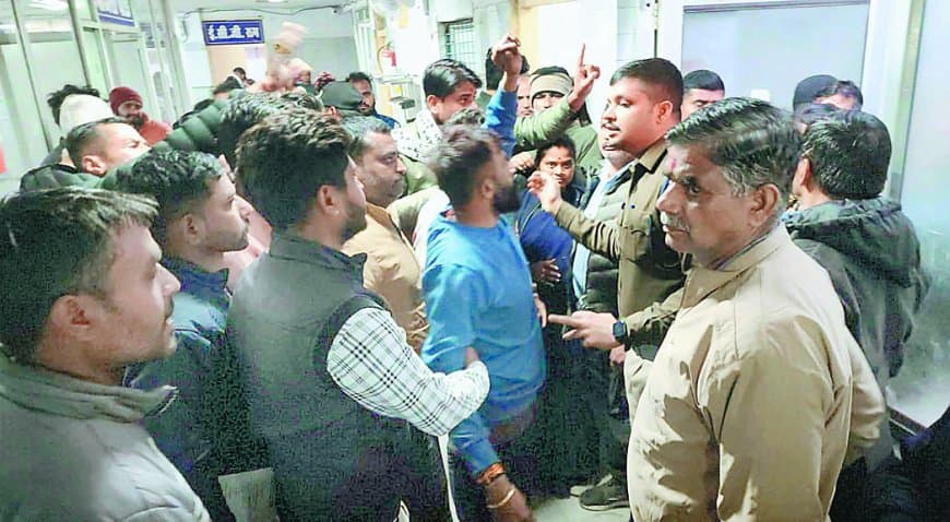 संजय गांधी अस्पताल में हंगामा, सड़क हादसे में घायल युवक की मौत पर परिजनों का आरोप