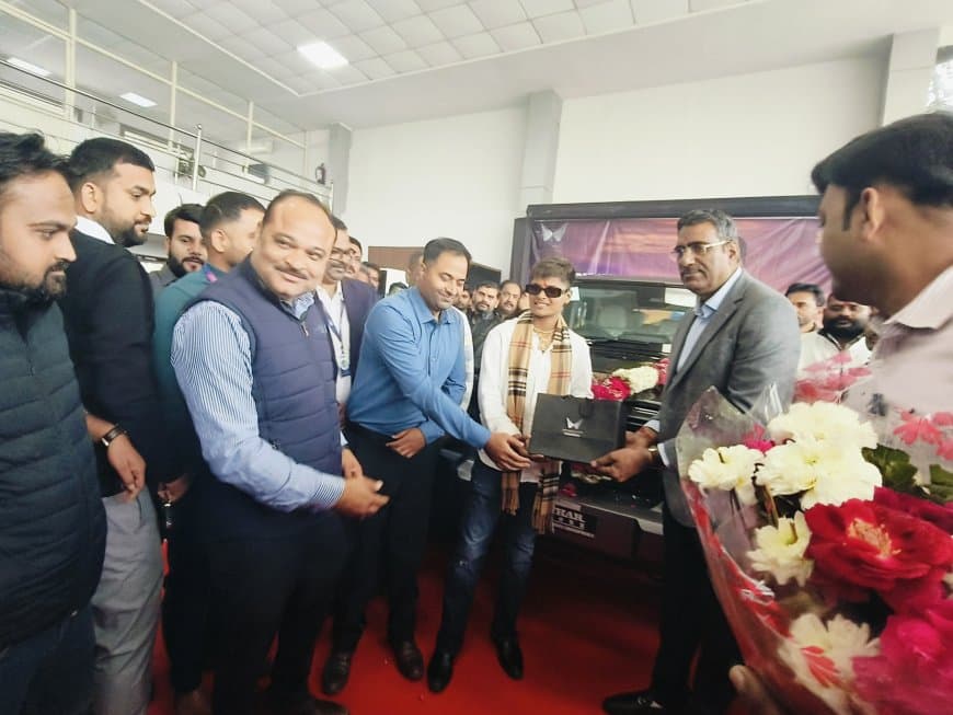 विश्व कप विजेता क्रांति गौड़ ने परिवार को भेंट की महिंद्रा थार रॉक्स