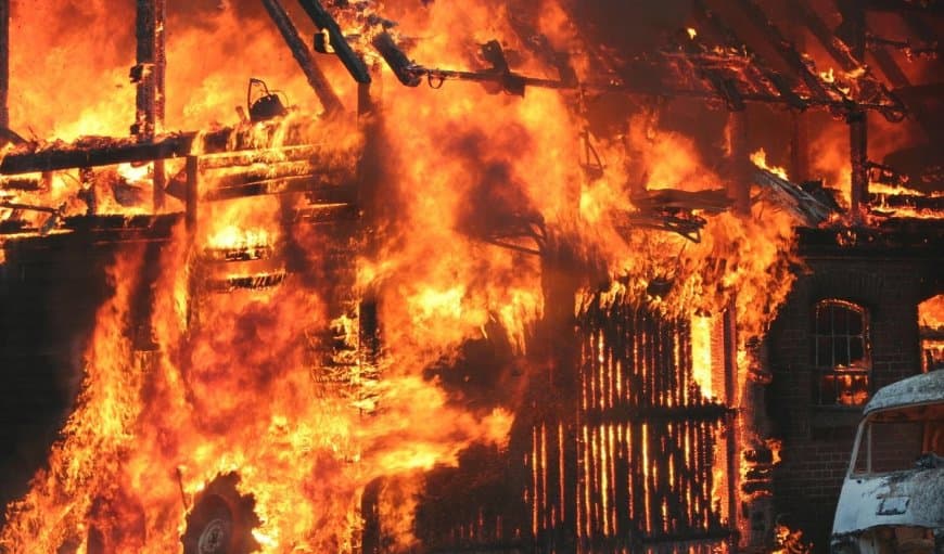 बंगाल में लगी आग... दो गोदाम में आठ लोग जिंदा जले, मचा हड़कंप