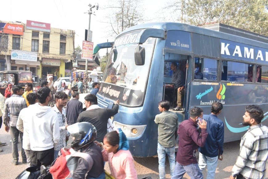 बस स्टैंड शिफ्टिंग विवाद पर प्रशासन और बस ऑपरेटर आमने-सामने धरना हड़ताल