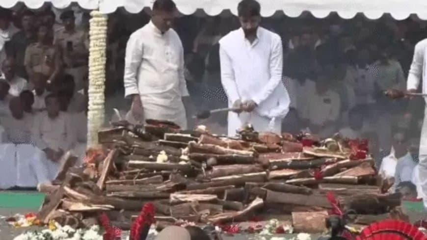 अजित पवार पंचतत्व में विलीन: बारामती में पूरे राजकीय सम्मान के साथ दी गई अंतिम विदाई