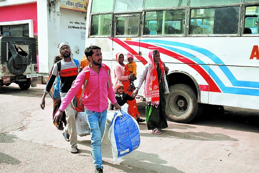 प्रशासन से वार्ता बाद बस ऑपरेटरों की हड़ताल समाप्त, बस स्टैंड से संचालन शुरू