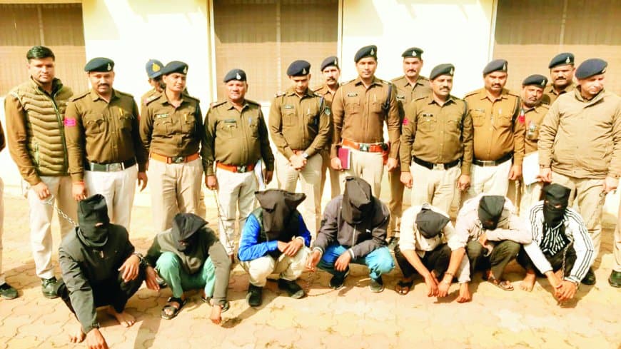 मंदिरों और सूने घरों में चोरी कर दहशत फैलाने वाला कुख्यात गिरोह पकड़ाया