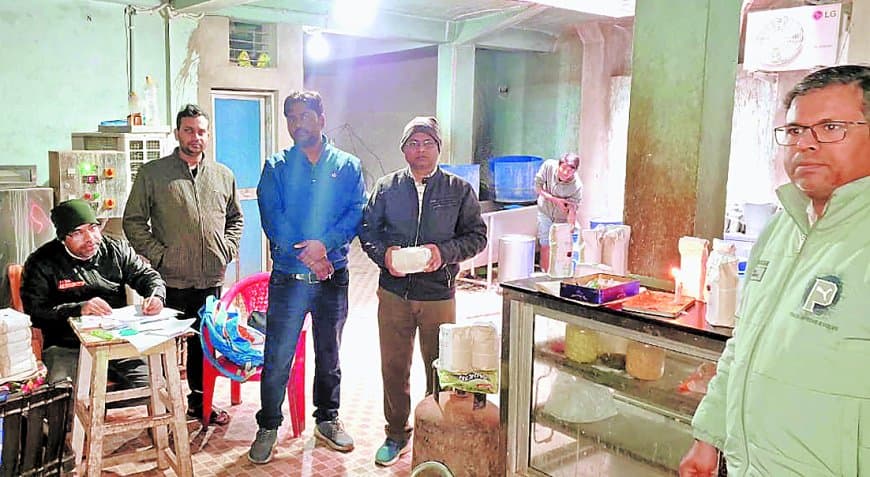 बिना लाइसेंस के हो रही थी दूध पैकेजिंग डेयरी पर छापा, मशीन व स्टॉक जब्त