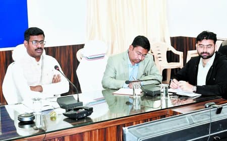 सीएम हेल्पलाइन पर सख्ती, ईई उपयंत्री समेत तीन अधिकारियों का वेतन कटा