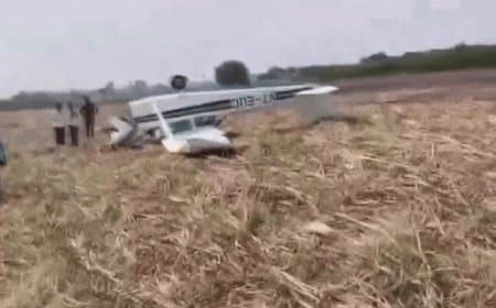 कर्नाटक के विजयपुरा में मिनी जेट क्रैश: ट्रेनिंग विमान के उड़े परखच्चे, दो घायल